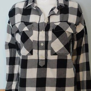 Old Navy Boyfriend popover flannel Hi-Lo BLK white